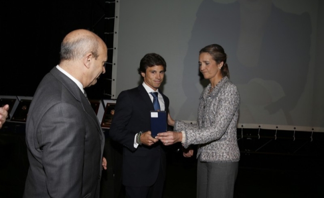 Rodrigo García Millán, viudo de la deportista recientemente fallecida María de Villota recoge, de manos de Su Alteza Real la Infanta Doña Elena, la Me